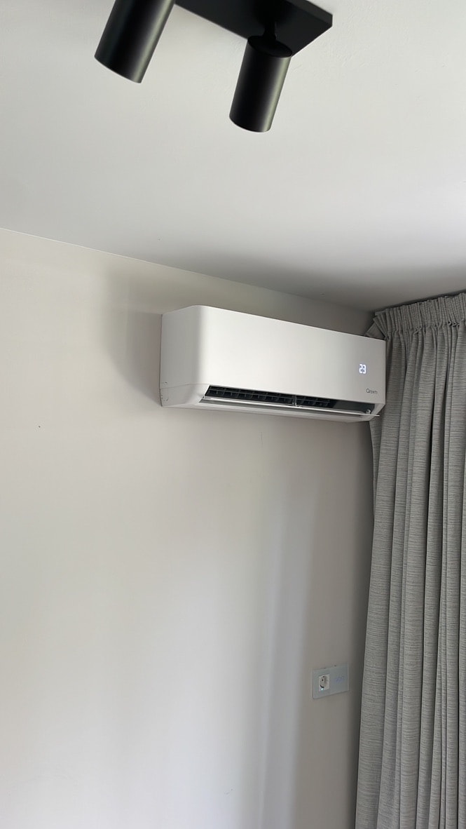 Wandgemonteerde airconditioner in moderne woonkamer